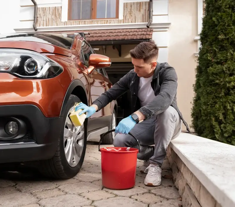 Lavage auto à domicile Cusy : professionnel intervenant sur un véhicule